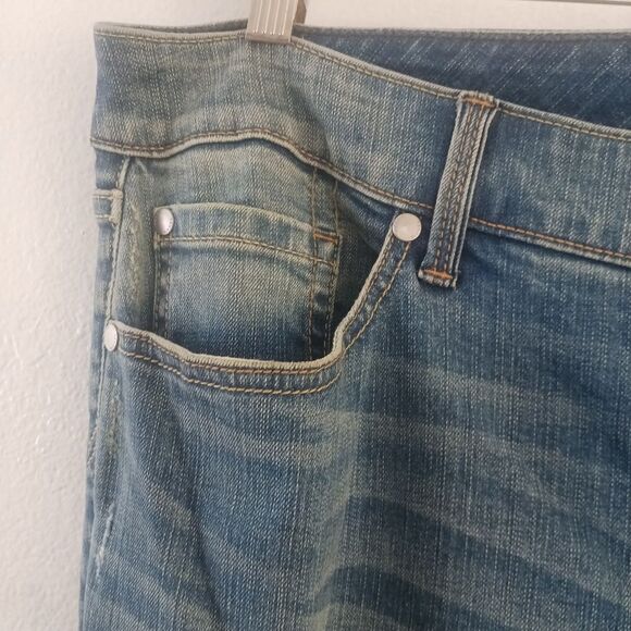Torrid Straight Vintage Stretch Mid-Rise Rip & Repair Jean size 18 - Picture 6 of 7
